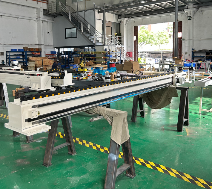 左侧轻载铝型材滑台VS右侧品诺铸铁重载直线滑台模组结构对比